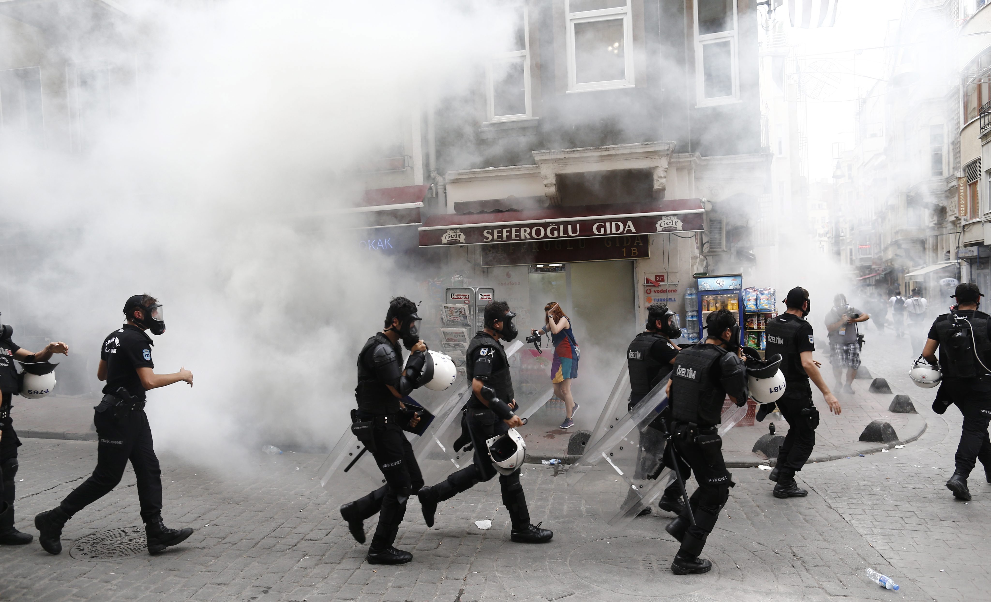 Violente la Marsul Diversitatii din Istanbul, dupa ce politia a folosit gaze lacrimogene asupra multimii