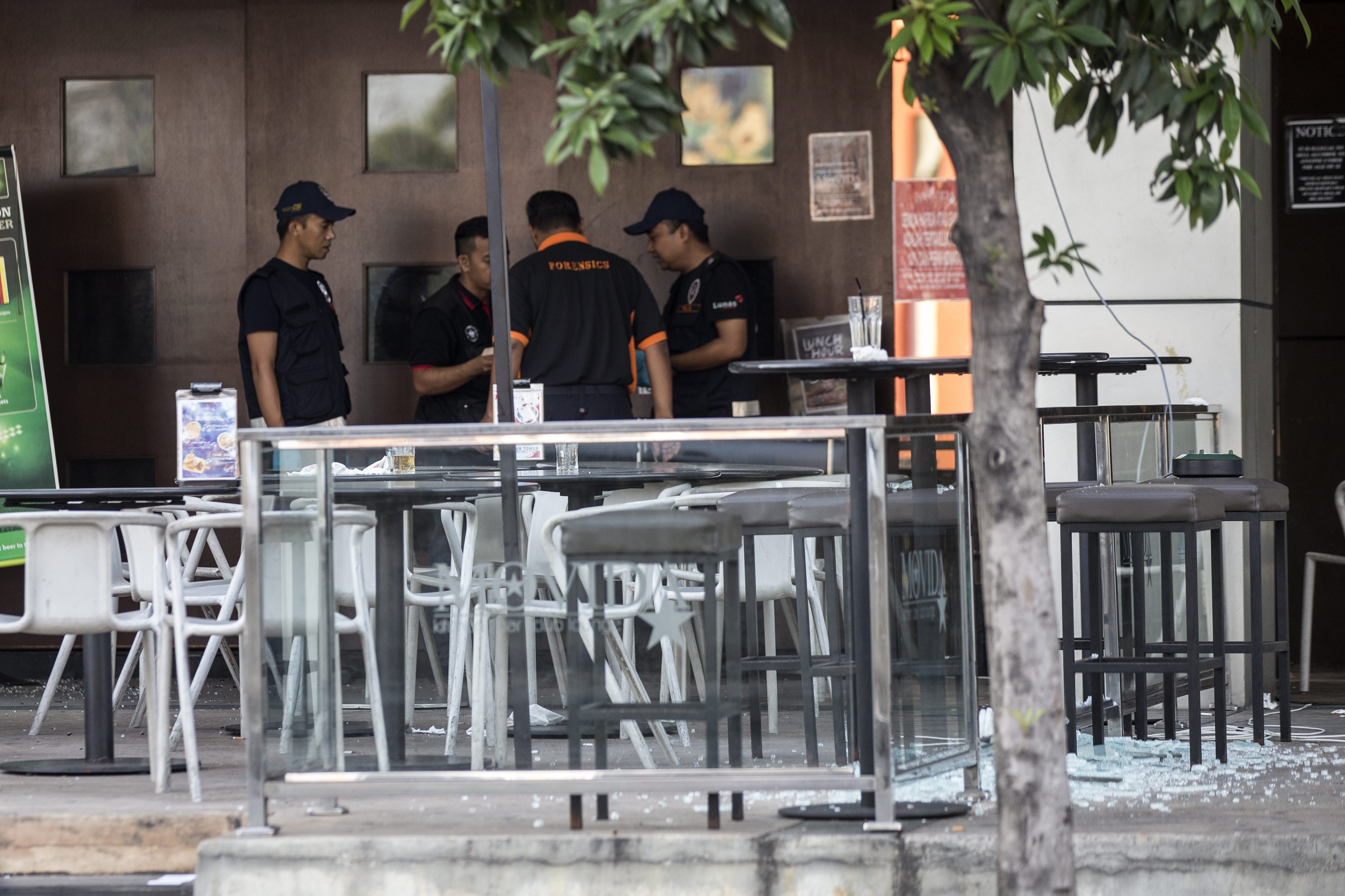 Opt raniti intr-un atac cu grenada, intr-un bar din Kuala Lumpur. Ce faceau clientii in momentul exploziei. FOTO