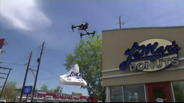 O patiserie din SUA livreaza gogosi la domiciliu, cu drona. 