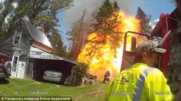 Un politist a filmat momentul in care o cisterna cu propan a explodat si unul dintre pompieri a fost doborat la pamant. VIDEO