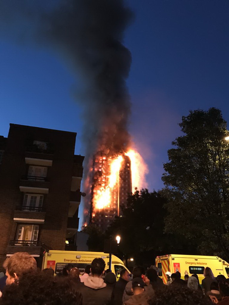 Incendiu violent la Londra. Turn cu 27 de etaje cuprins de flacari: 12 morti, 74 de raniti - 20 in stare critica - Imaginea 1