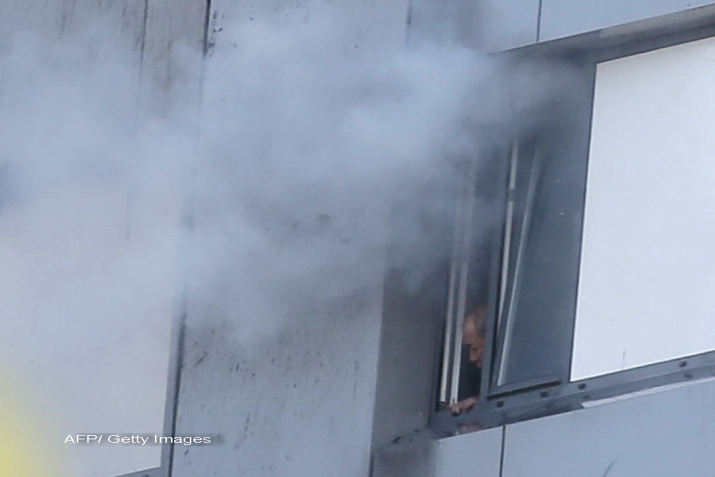 Incendiu violent la Londra. Turn cu 27 de etaje cuprins de flacari: 12 morti, 74 de raniti - 20 in stare critica - Imaginea 7