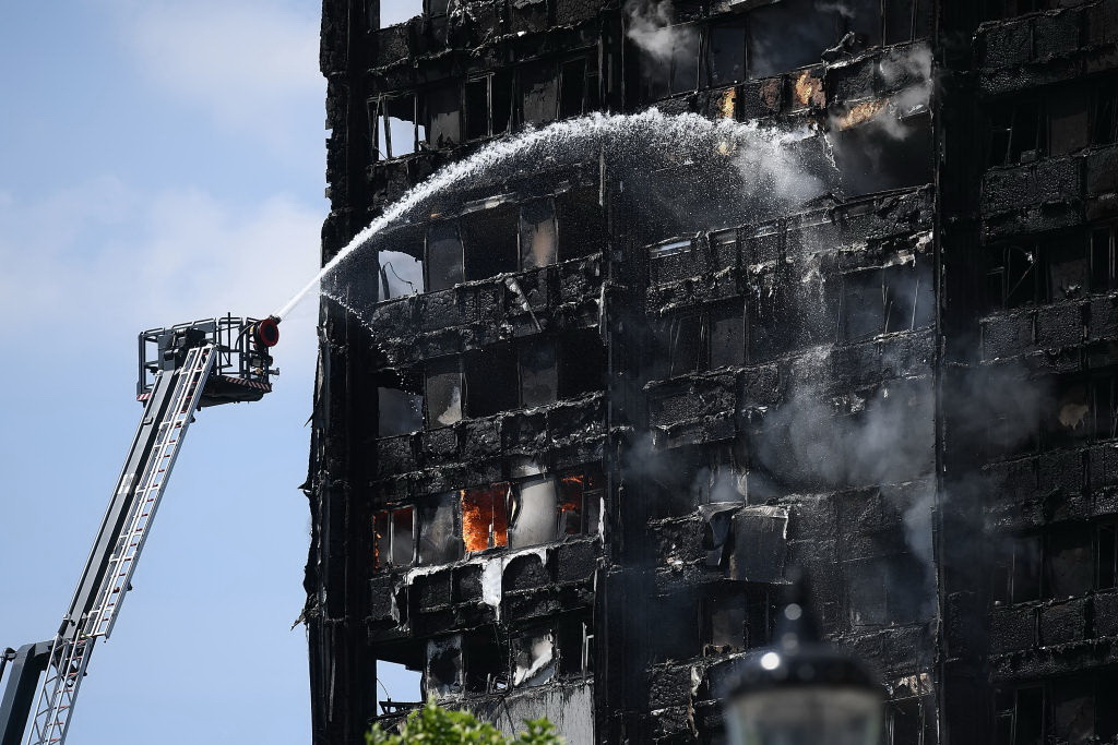 Incendiu violent la Londra. Turn cu 27 de etaje cuprins de flacari: 12 morti, 74 de raniti - 20 in stare critica - Imaginea 9