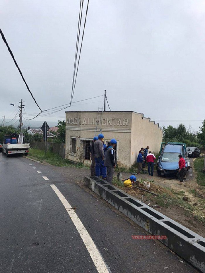 Un sofer din Republica Moldova a facut ravagii pe o sosea din Vaslui: a doborat un stalp si a bulversat traficul