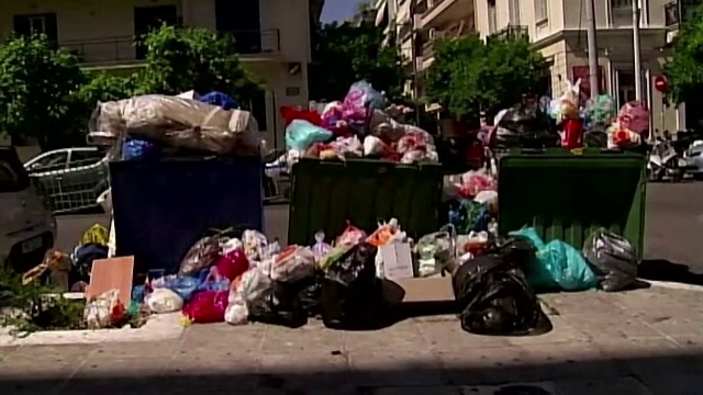 Turistii care vin in Atena, Salonic si Corfu, intampinati de gramezi de gunoaie. Angajatii de la salubritate sunt in greva