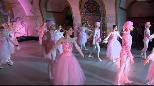 Spectacol de balet la metroul din Moscova. Calatorii grabiti, opriti din drum de scene din opere celebre
