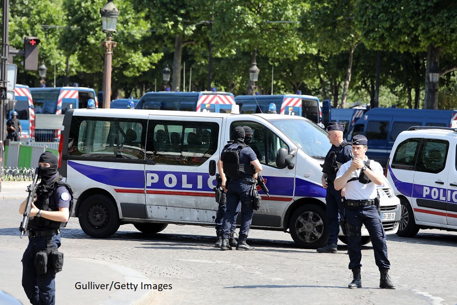 Incident grav intr-o suburbie a Parisului. Un barbat a incercat sa intre cu masina in multimea din fata unei moschei