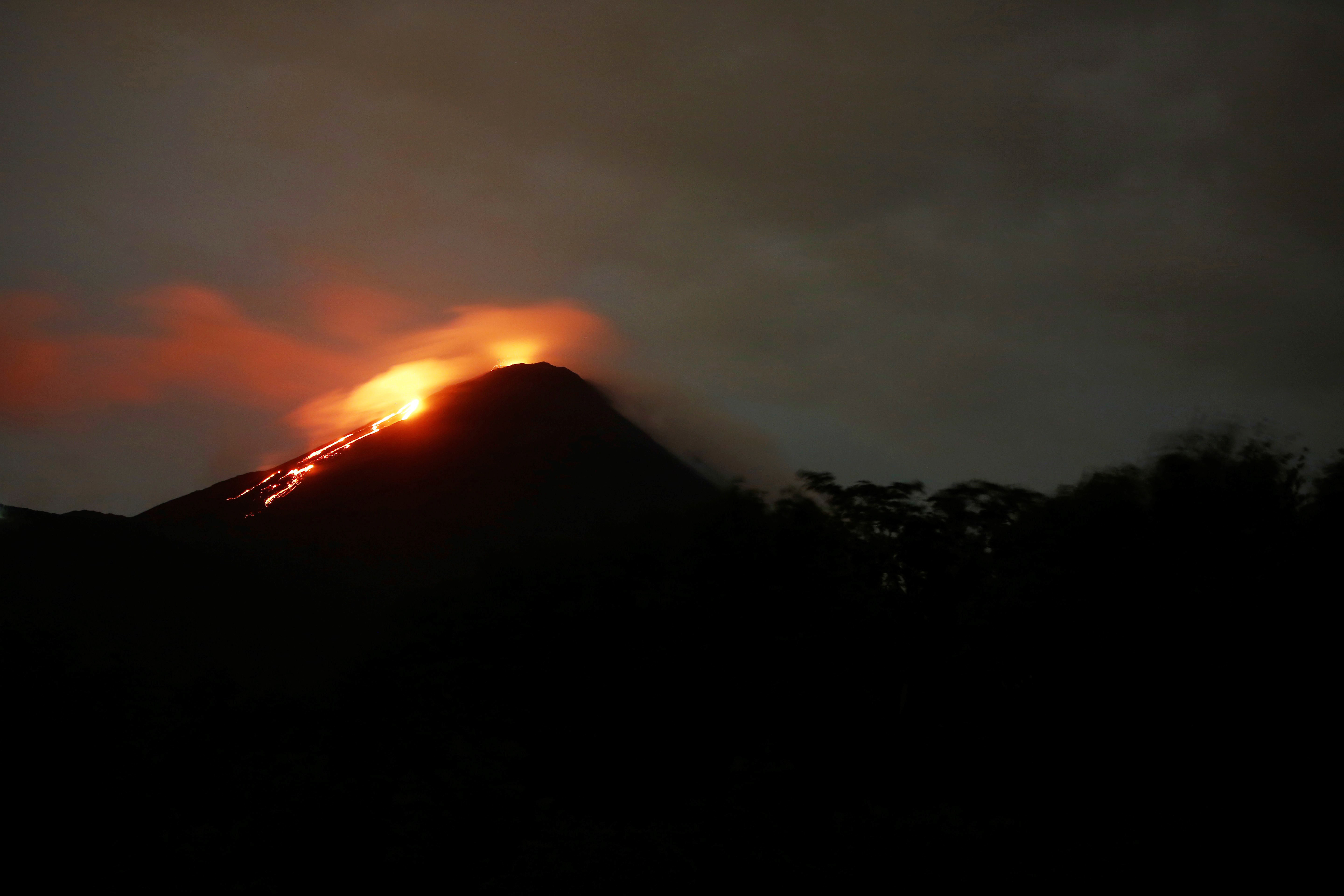 Vulcanul Fuego a început să erupă, în Guatemala. Sunt 25 de morţi şi zeci de răniţi