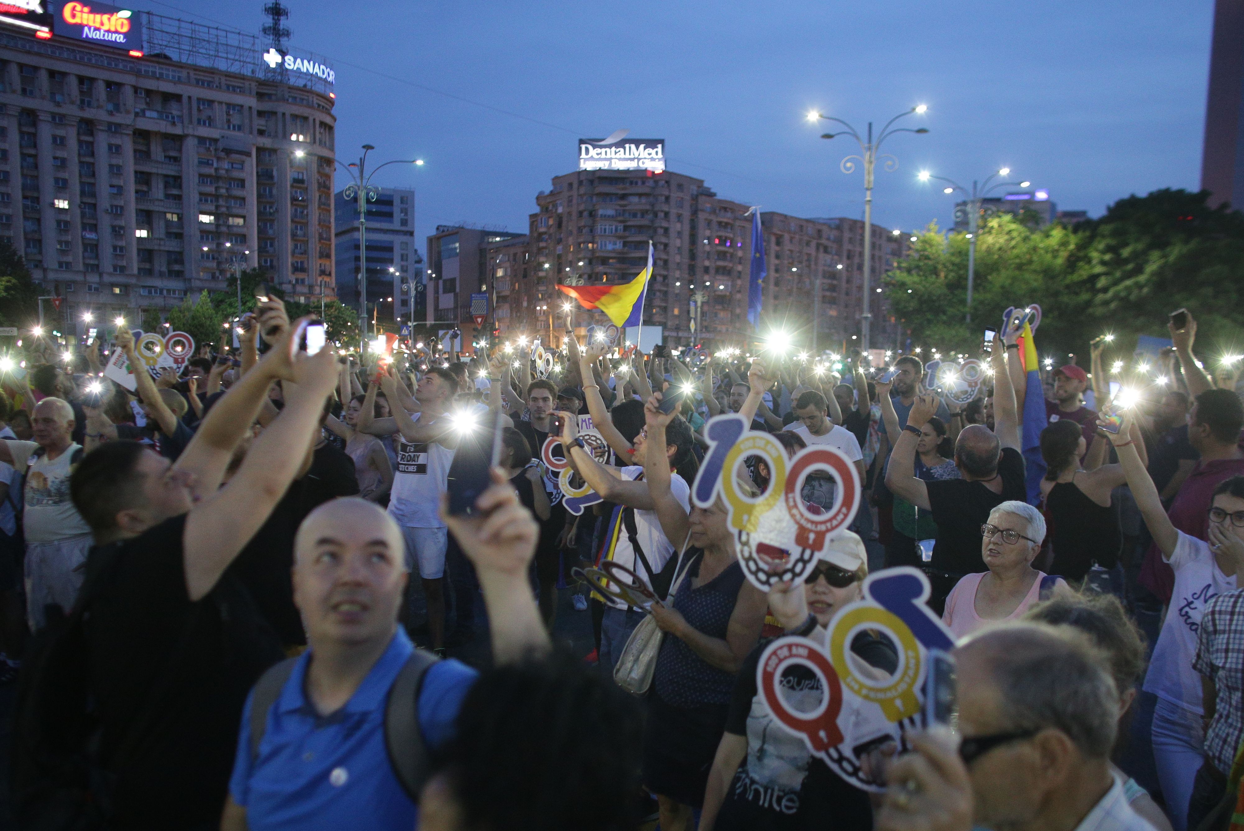 Cele două Românii. GALERIE FOTO cu protestele din weekend: PSD contra #rezist - Imaginea 13