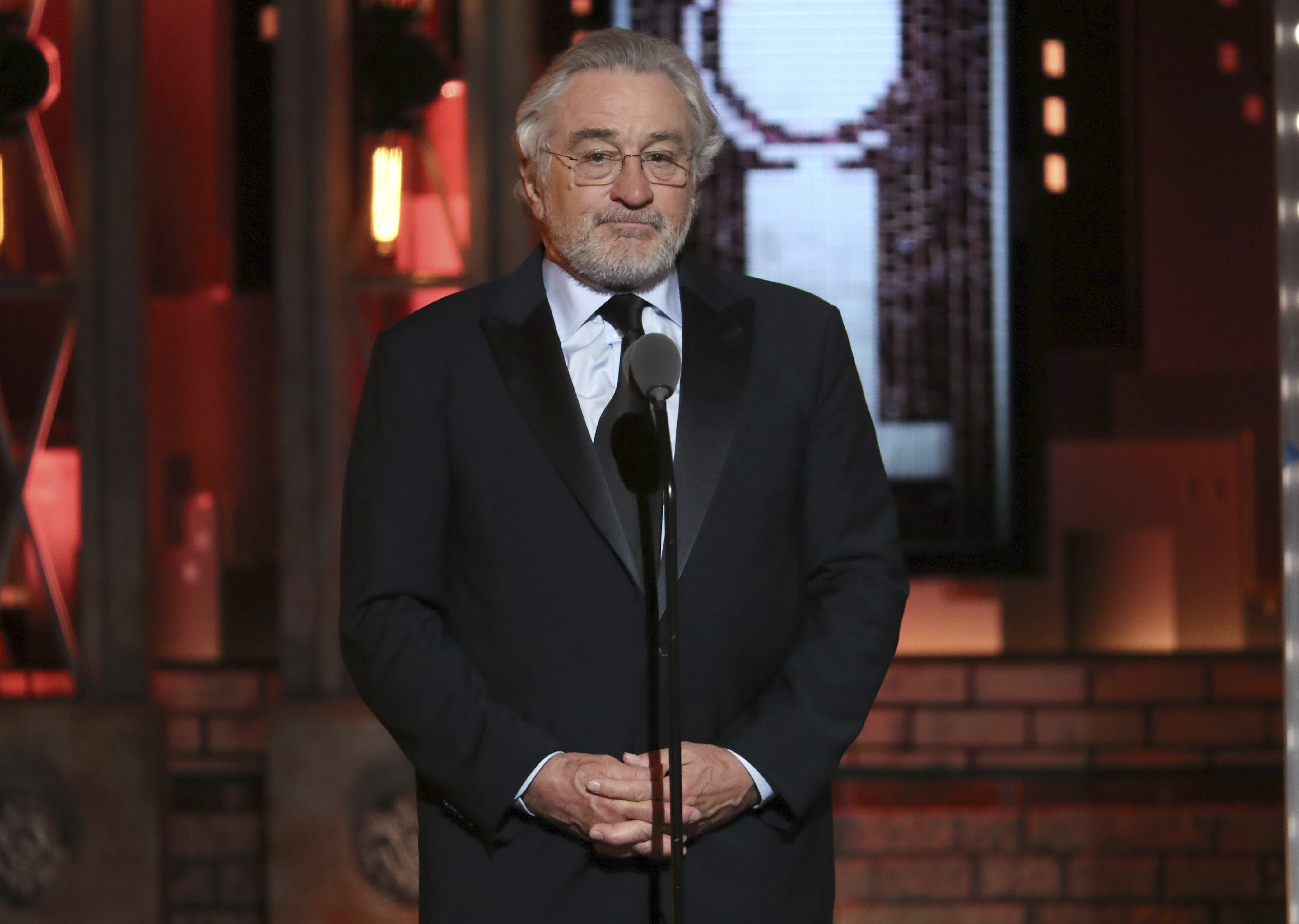 Robert De Niro l-a înjurat pe Donald Trump la gala premiilor Tony. VIDEO
