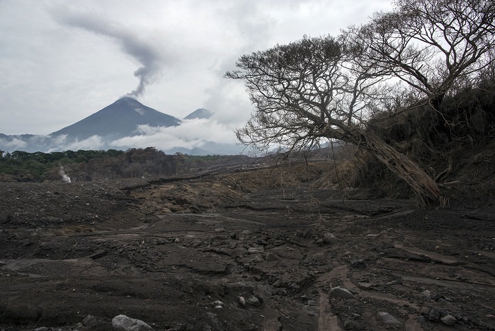 3 vulcani ar putea erupe simultan în Guatemala, distrugând mare parte din ţară