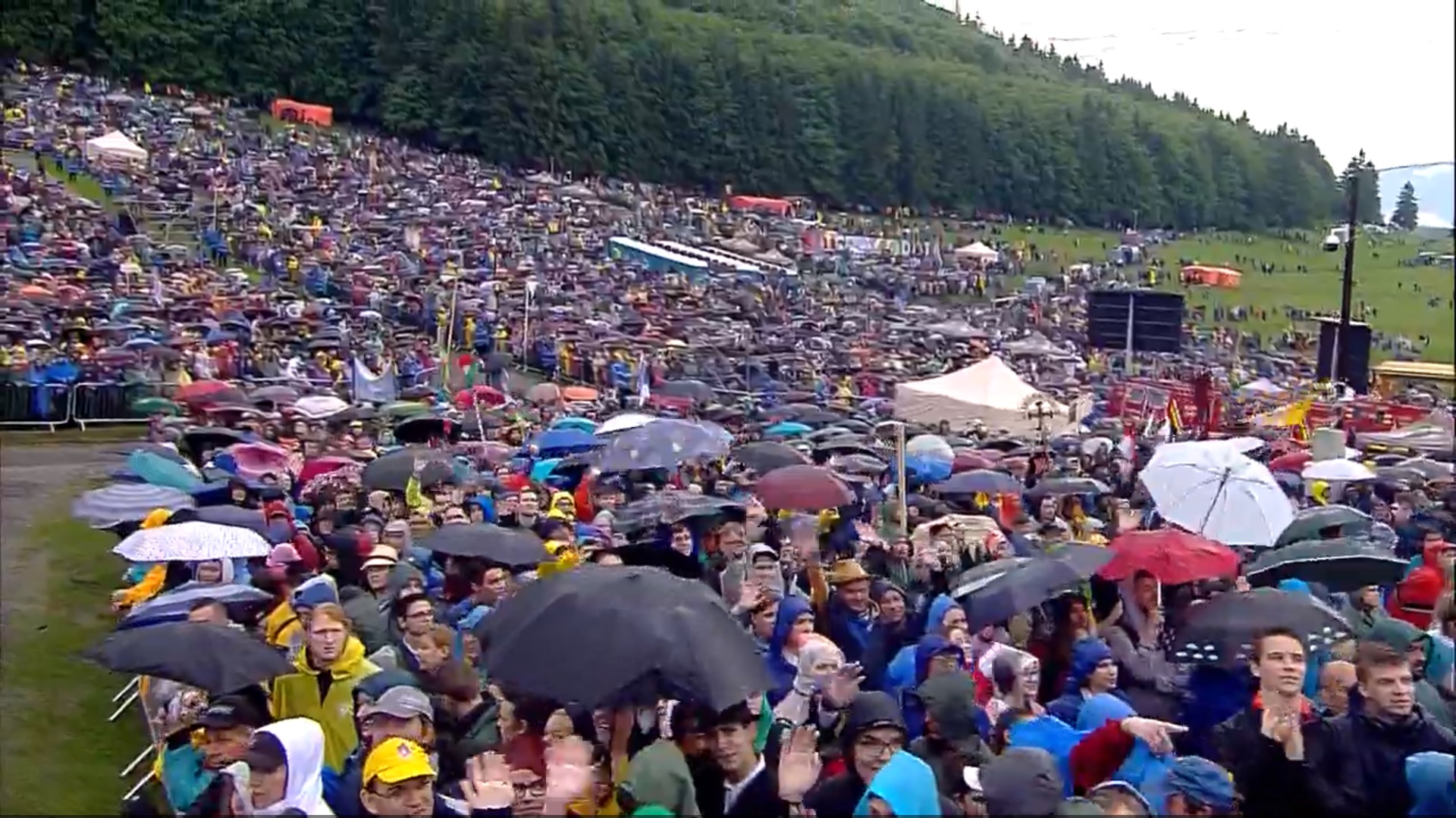 Papa Francisc în România. 150.000 de pelerini au fost alături de Papă, la Iași, în a doua zi a vizitei. VIDEO - Imaginea 10