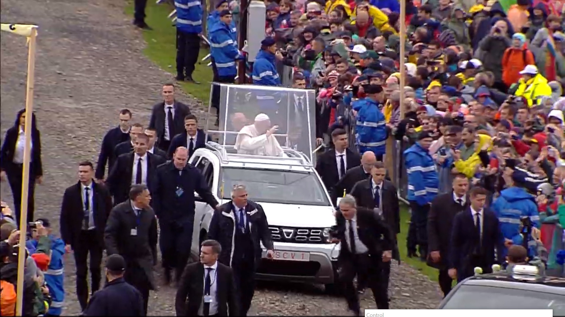 Papa Francisc în România. 150.000 de pelerini au fost alături de Papă, la Iași, în a doua zi a vizitei. VIDEO - Imaginea 11
