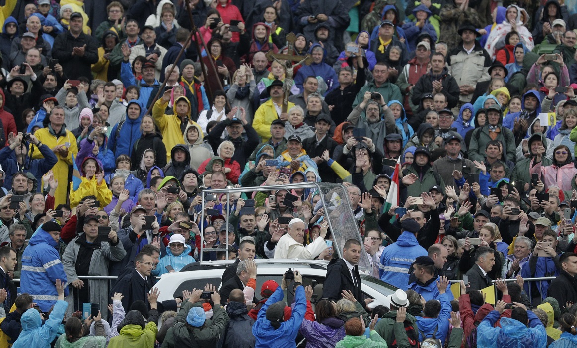 Papa Francisc în România. 150.000 de pelerini au fost alături de Papă, la Iași, în a doua zi a vizitei. VIDEO - Imaginea 14