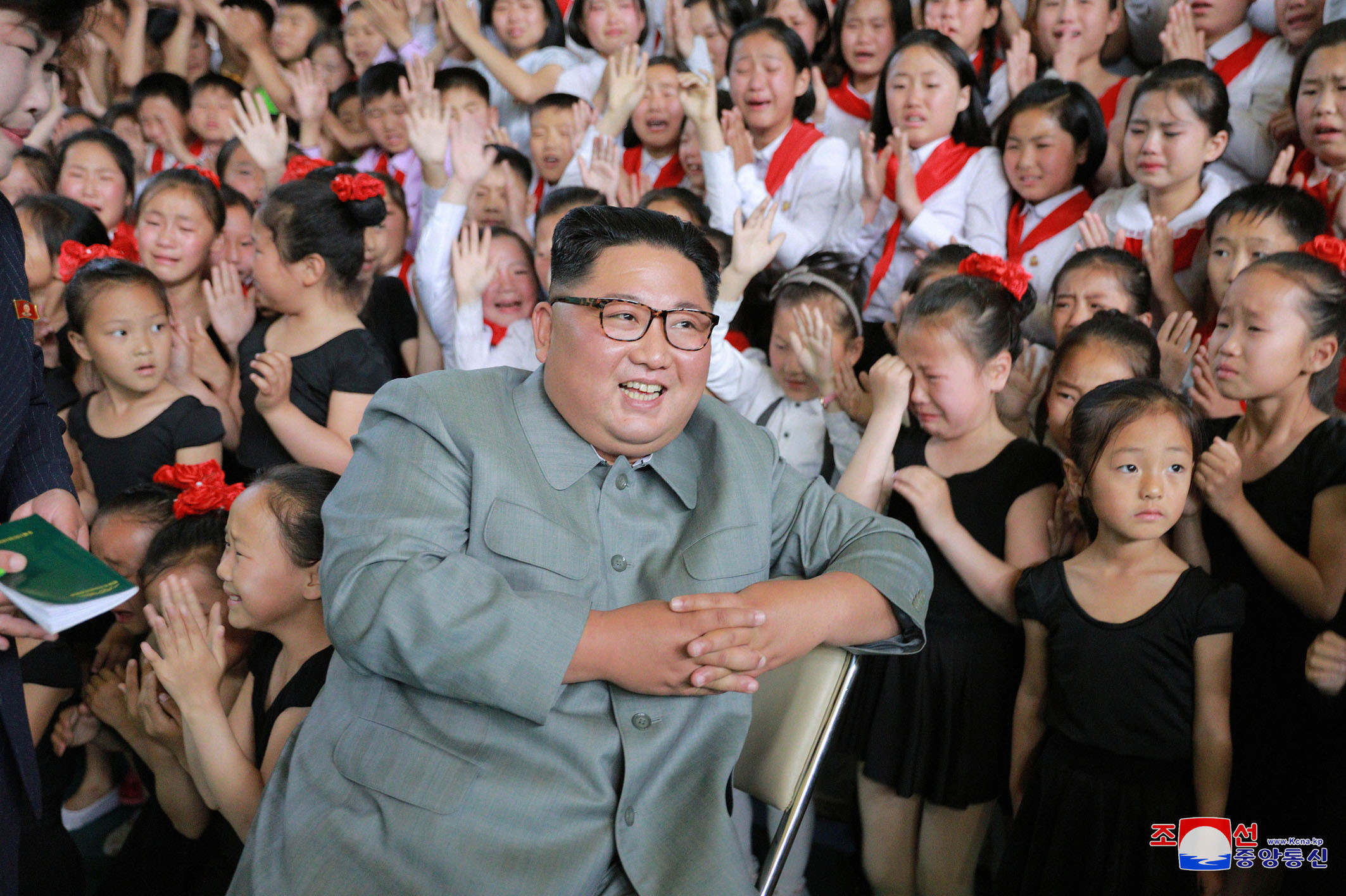 Kim Jong-un îmbrățișând copii, la o zi după ce ar fi executat mai mulți oficiali - Imaginea 2