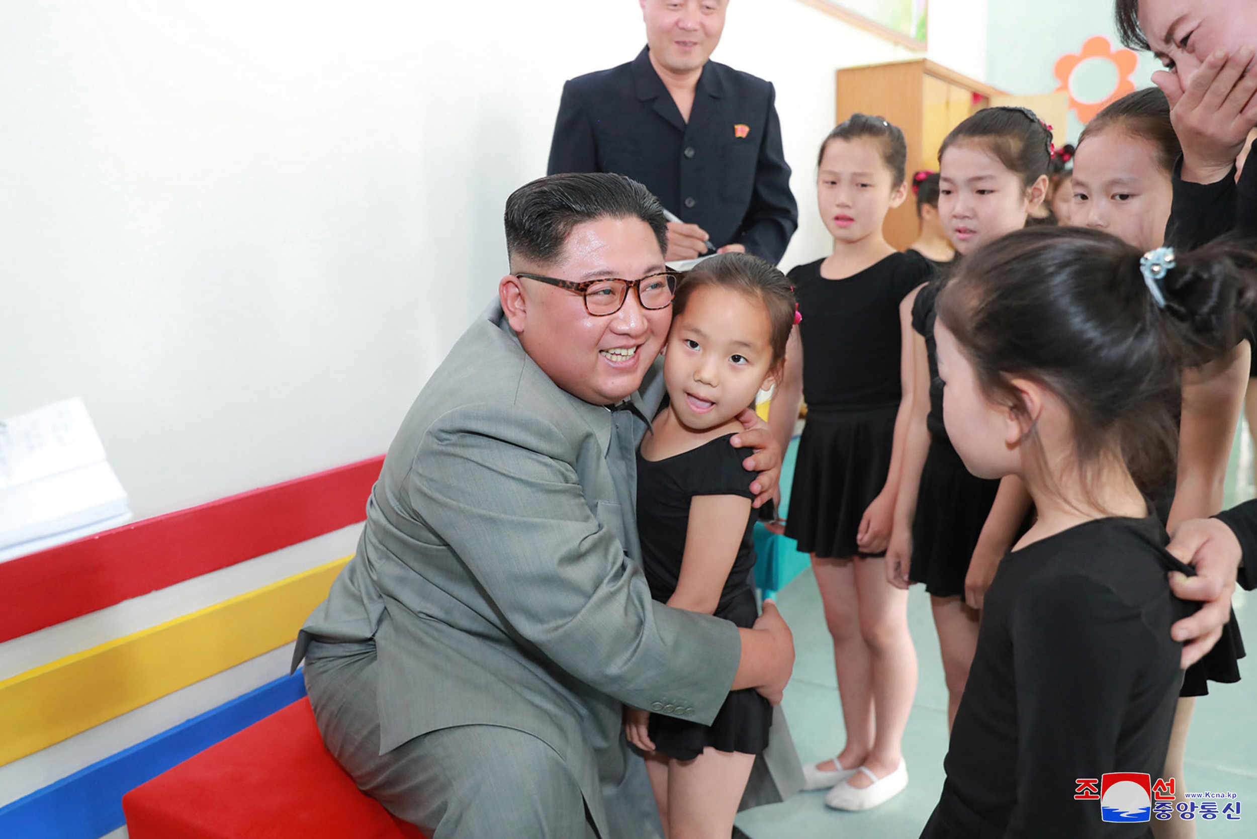 Kim Jong-un îmbrățișând copii, la o zi după ce ar fi executat mai mulți oficiali - Imaginea 3