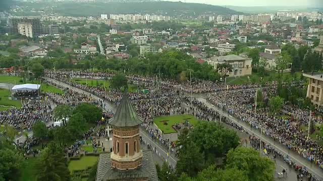 Papa Francisc în România. 150.000 de pelerini au fost alături de Papă, la Iași, în a doua zi a vizitei. VIDEO - Imaginea 16