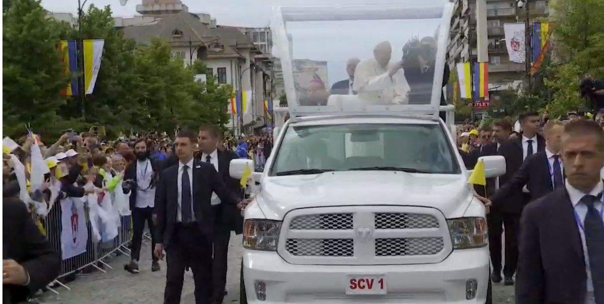Papa Francisc în România. 150.000 de pelerini au fost alături de Papă, la Iași, în a doua zi a vizitei. VIDEO - Imaginea 17