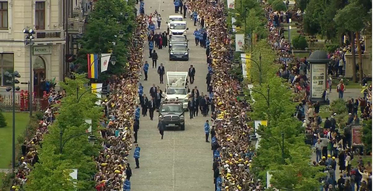 Papa Francisc în România. 150.000 de pelerini au fost alături de Papă, la Iași, în a doua zi a vizitei. VIDEO - Imaginea 18