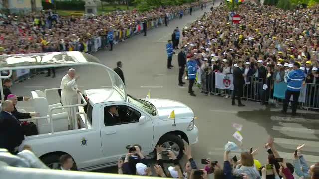 Papa Francisc în România. 150.000 de pelerini au fost alături de Papă, la Iași, în a doua zi a vizitei. VIDEO - Imaginea 19