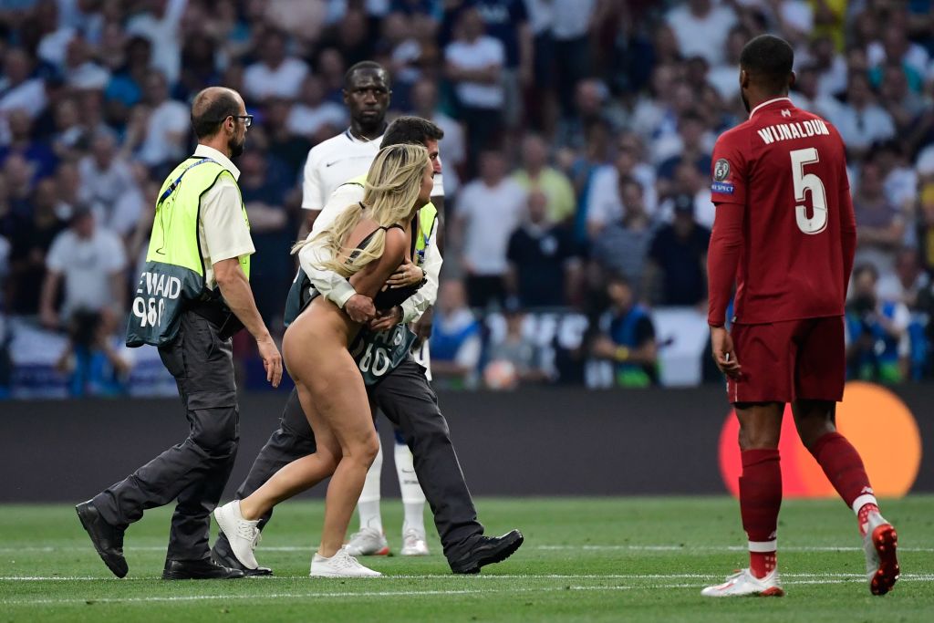 O femeie a pătruns pe teren în timpul finalei UEFA Champions League. VIDEO