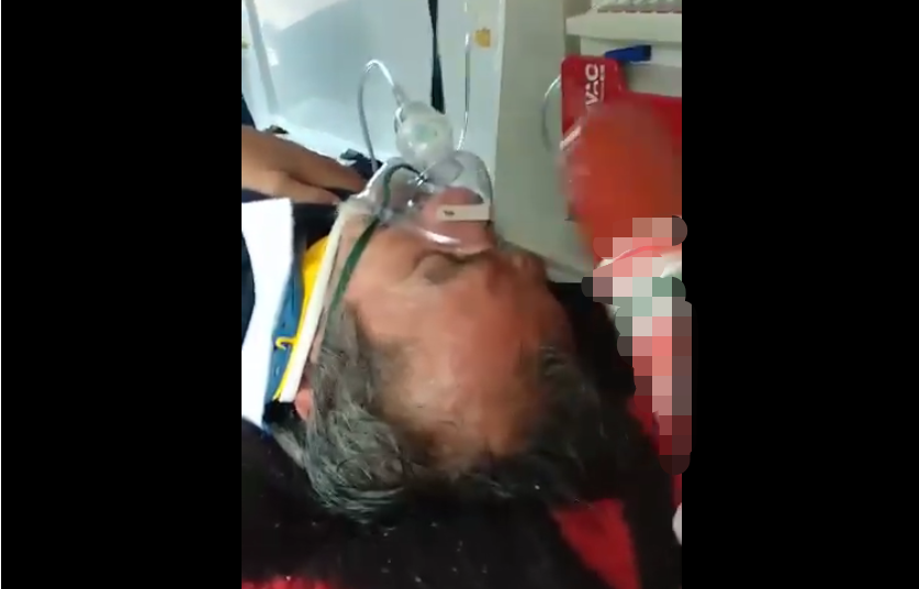 Un pacient intubat în ambulanță a fost lovit cu o bucată de parizer de un paramedic