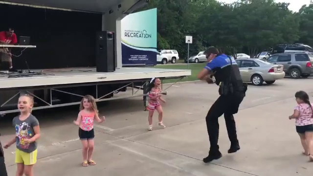 Distracția unui polițist în fața copiilor a devenit virală pe Internet. Ce făcea bărbatul - Imaginea 1