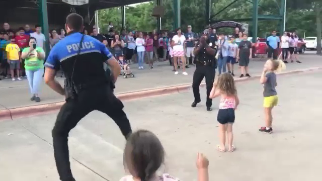 Distracția unui polițist în fața copiilor a devenit virală pe Internet. Ce făcea bărbatul - Imaginea 2