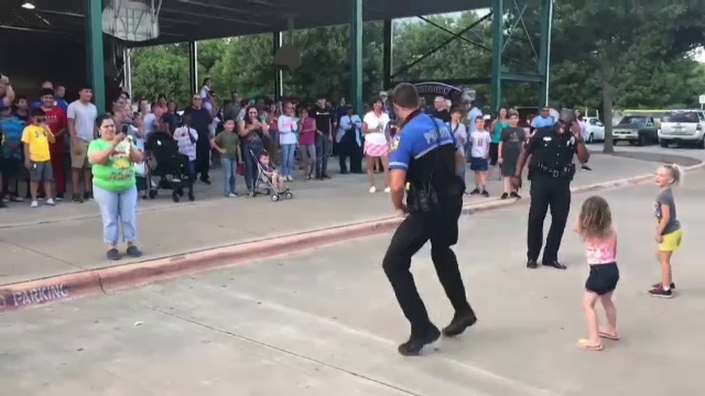 Distracția unui polițist în fața copiilor a devenit virală pe Internet. Ce făcea bărbatul - Imaginea 3