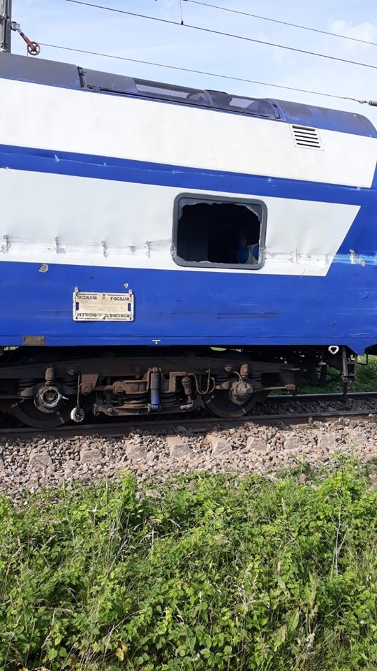 ANIMAȚIE GRAFICĂ cu trenul deraiat după ce a lovit un camion în Bacău - Imaginea 19