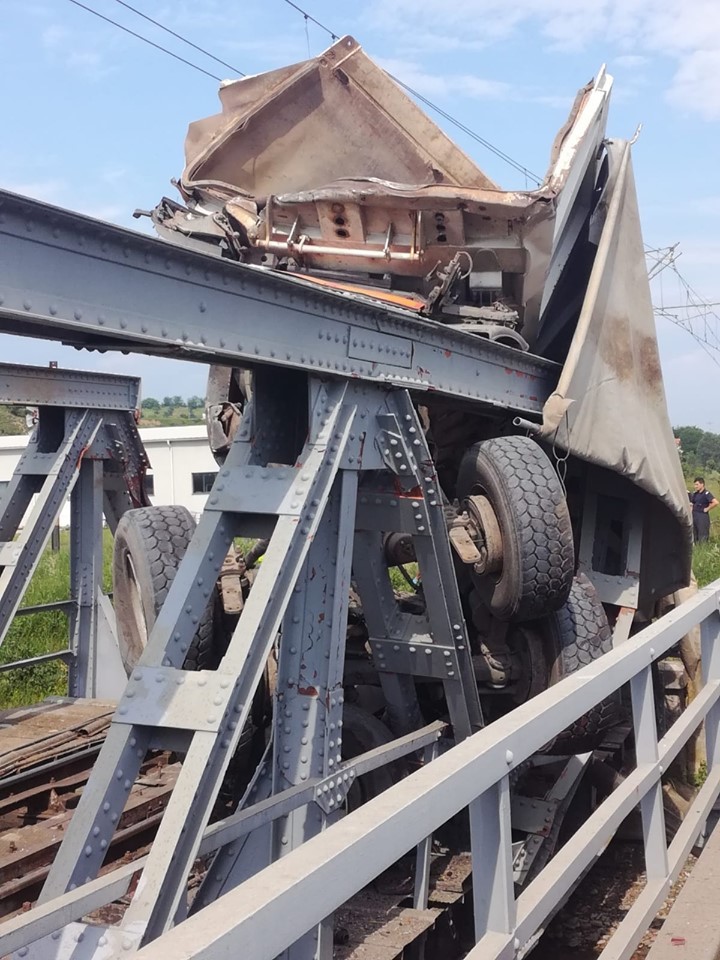 ANIMAȚIE GRAFICĂ cu trenul deraiat după ce a lovit un camion în Bacău - Imaginea 16