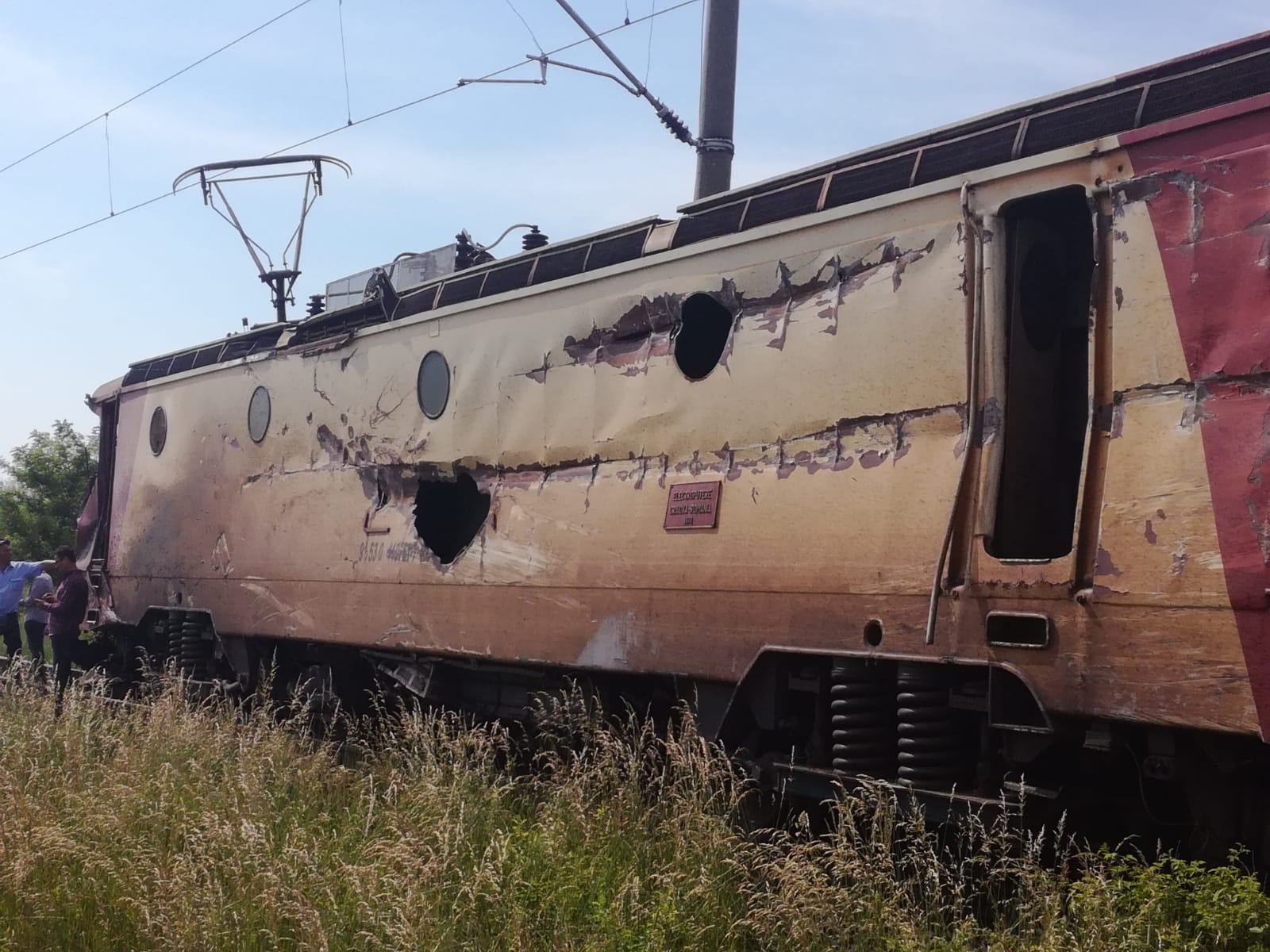 ANIMAȚIE GRAFICĂ cu trenul deraiat după ce a lovit un camion în Bacău - Imaginea 14