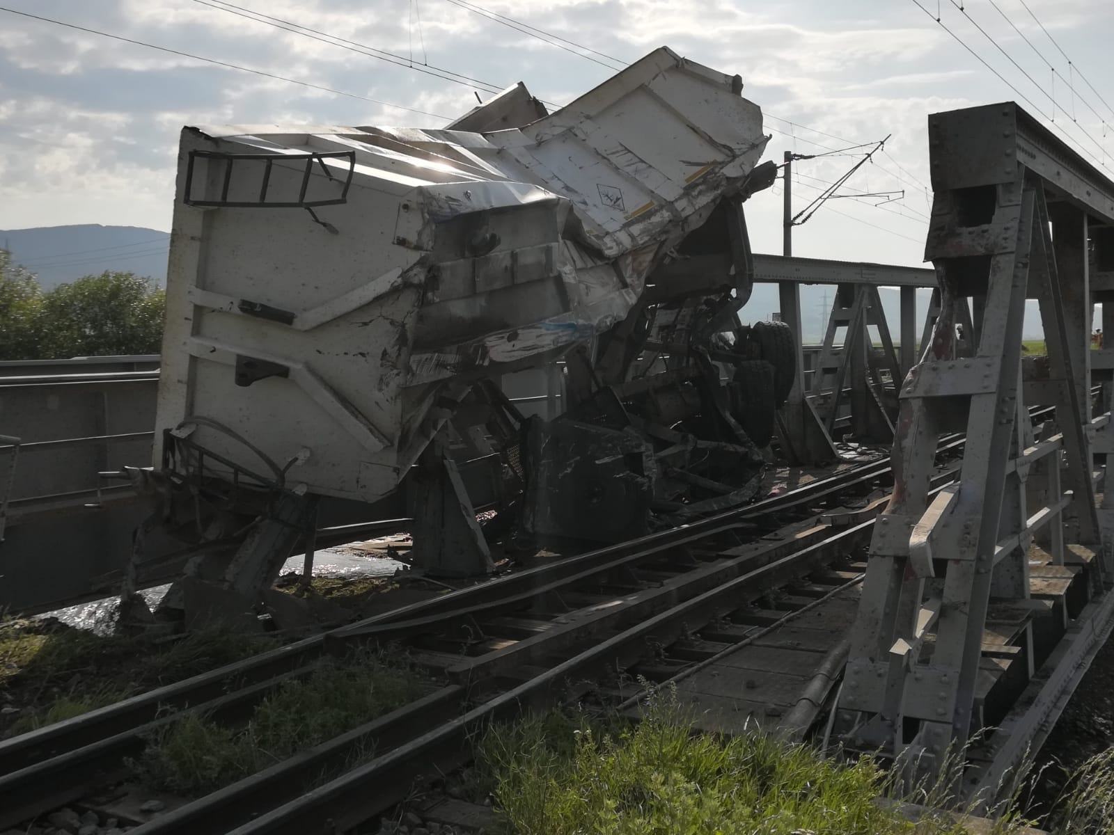 ANIMAȚIE GRAFICĂ cu trenul deraiat după ce a lovit un camion în Bacău - Imaginea 10