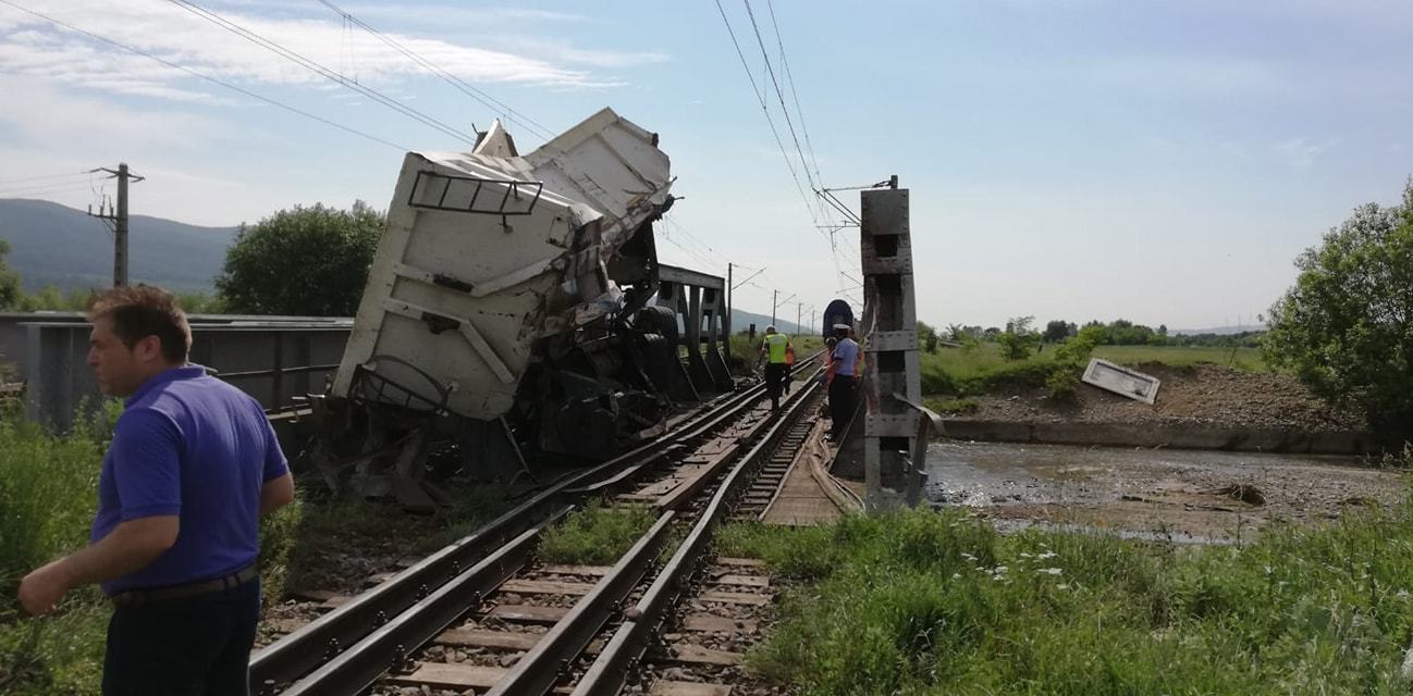 ANIMAȚIE GRAFICĂ cu trenul deraiat după ce a lovit un camion în Bacău - Imaginea 3