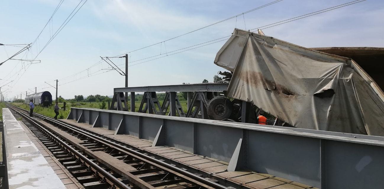ANIMAȚIE GRAFICĂ cu trenul deraiat după ce a lovit un camion în Bacău - Imaginea 1
