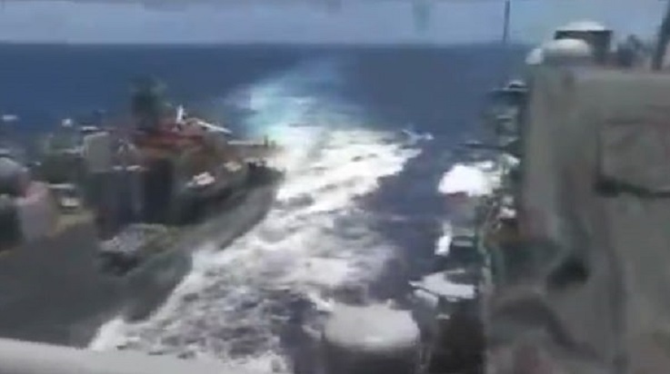 Ipostaza în care au fost filmați rușii pe distrugătorul aflat aproape de coliziune cu nava SUA - Imaginea 4