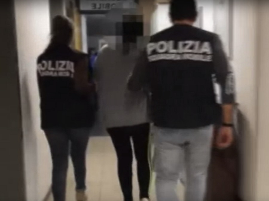 O româncă din Italia și-a obligat fiica de 13 ani să se prostitueze. Client, un bărbat de 90 ani - Imaginea 2
