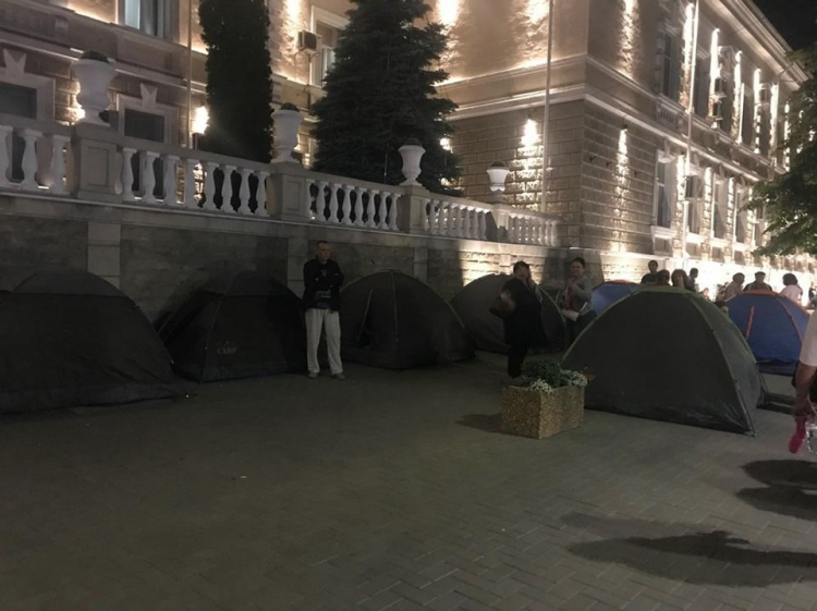 Corturi instalate în fața instituțiilor guvernamentale la Chișinău. Partidul Democrat pregătește proteste - Imaginea 7