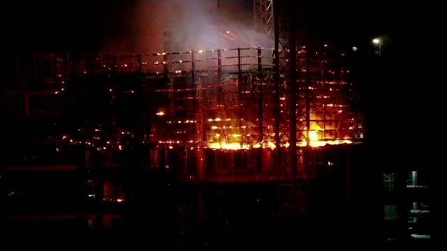 Incendiu devastator într-un zgârie-nori din Varșovia. 120 de pompieri s-au luptat cu flăcările - Imaginea 3