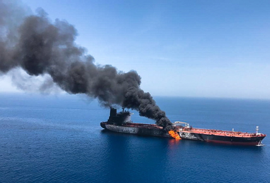 Două petroliere, lovite în urma unui atac ”suspect” produs în Golful Oman