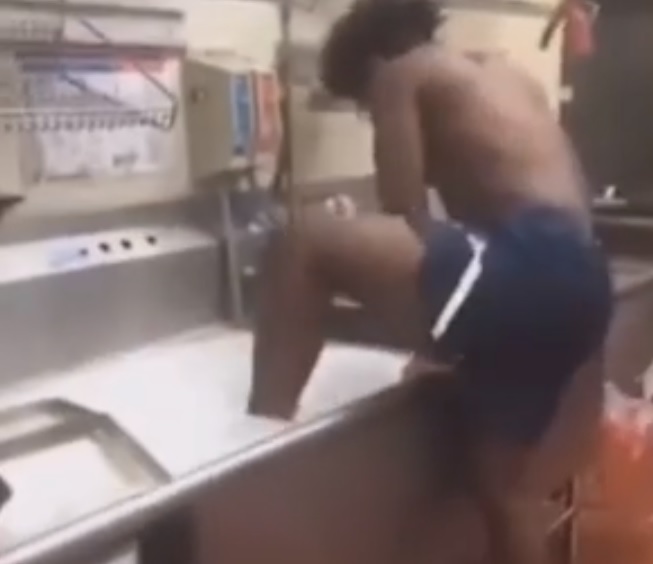Adolescent filmat în timp ce face baie în chiuveta unui restaurant fast-food. VIDEO