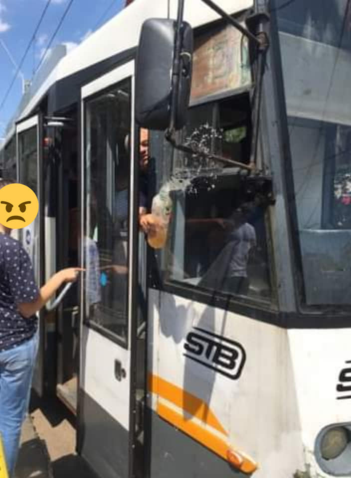 Scandal într-un tramvai din București. O femeie a fost stropită cu suc de vatman. FOTO - Imaginea 1