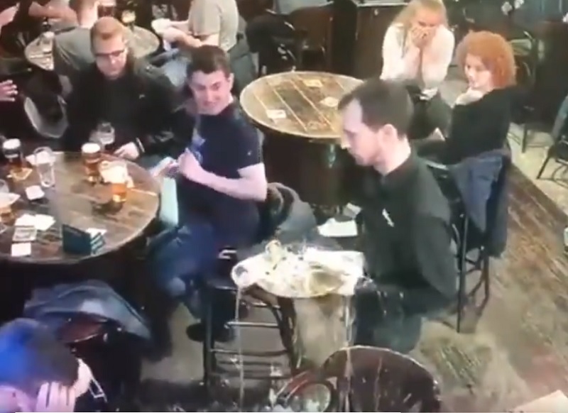 Imagini virale. Reacția unui chelner care varsă halbele de bere de două ori, la aceeași masă