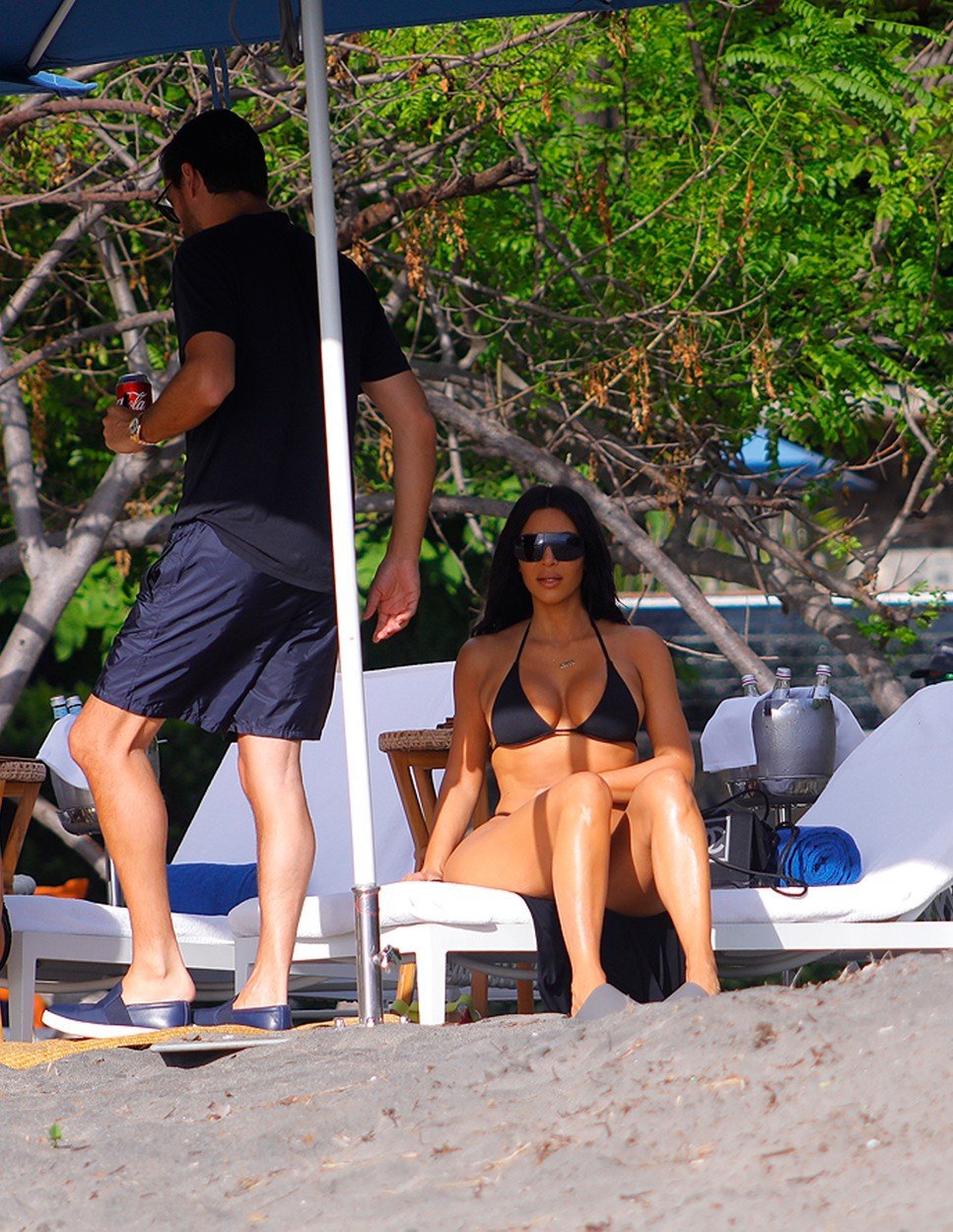 Cum a fost surprinsă Kim Kardashian pe plaja din Costa Rica. A atras toate privirile. GALERIE FOTO - Imaginea 5