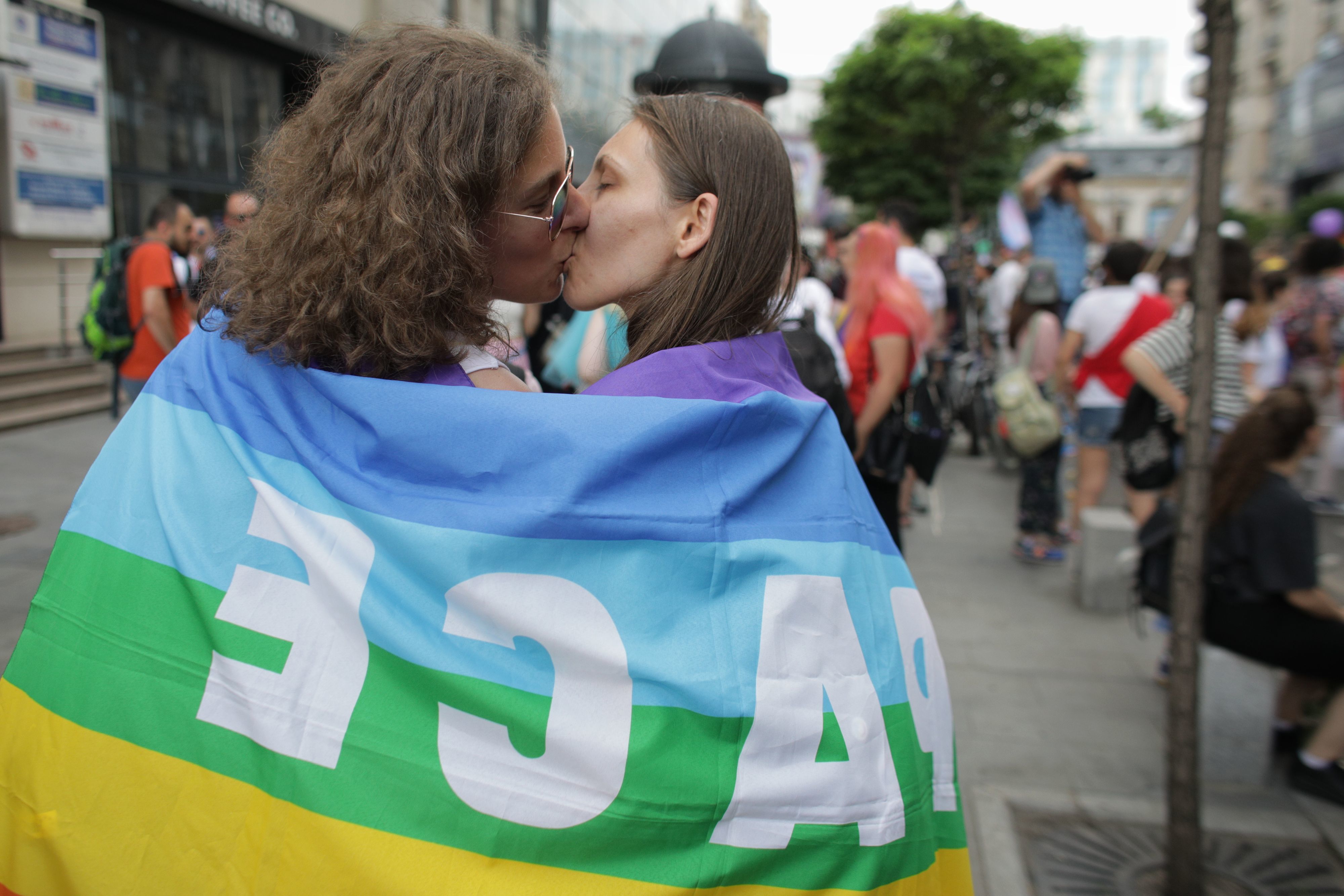 Marșul Bucharest Pride: 15.000 De Oameni Au Defilat Cu Bannere Prin Care Au  Cerut Egalitate în Drepturi Pentru Persoanele LGBT