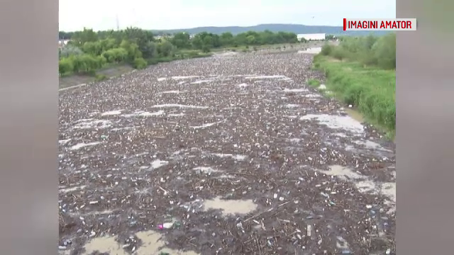 Imaginile dezastrului. Râuri de gunoaie în Buzău, din cauza inundațiilor din ultimele zile - Imaginea 1