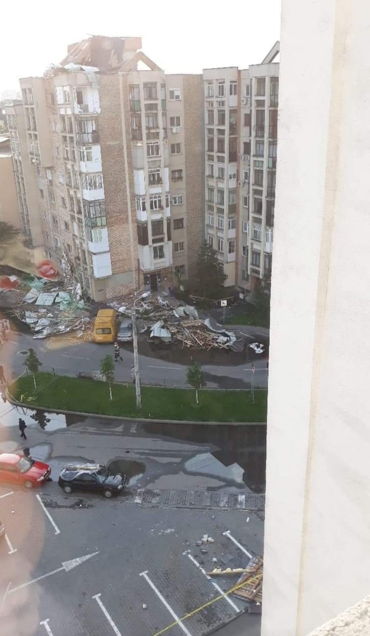 Bloc nou din Craiova, devastat de furtună. Acoperișul, proiectat peste drum. VIDEO - Imaginea 1