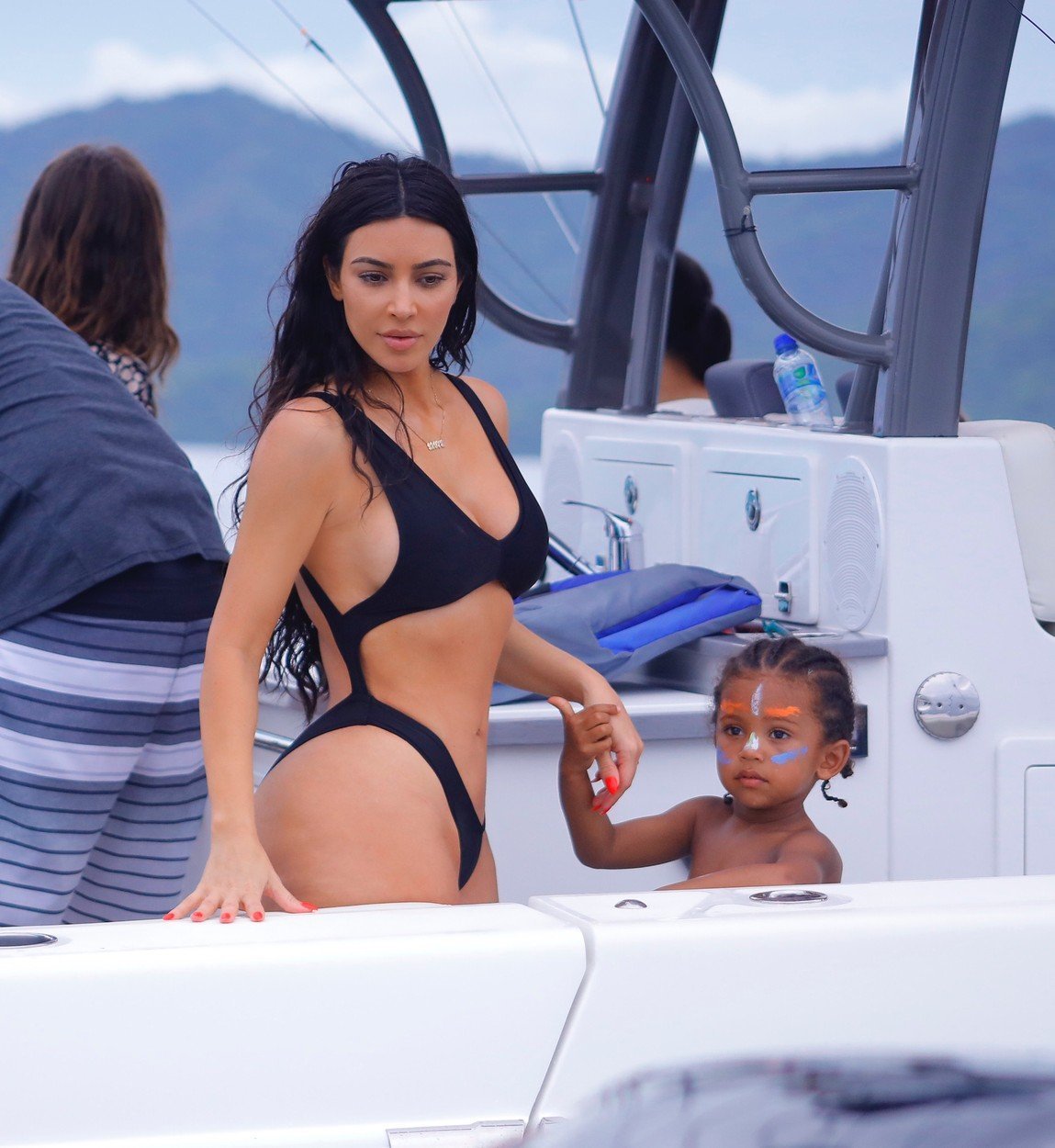 Cum a fost surprinsă Kim Kardashian în Costa Rica. Ținuta nu a lăsat loc de imaginație. FOTO - Imaginea 6
