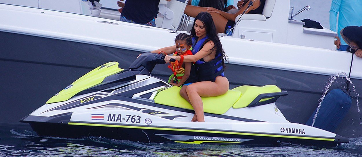 Cum a fost surprinsă Kim Kardashian în Costa Rica. Ținuta nu a lăsat loc de imaginație. FOTO - Imaginea 4