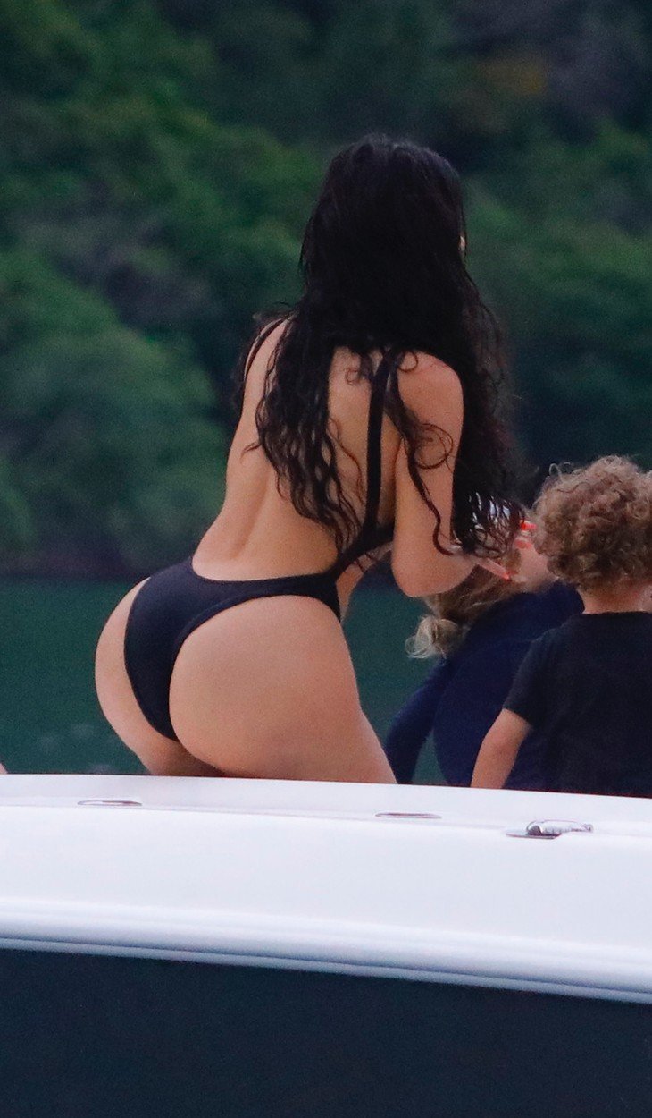 Cum a fost surprinsă Kim Kardashian în Costa Rica. Ținuta nu a lăsat loc de imaginație. FOTO - Imaginea 2